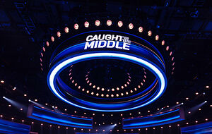 Caught in the Middle llega a España: 100 rivales, 15 preguntas y 50.000 euros en juego en Antena 3