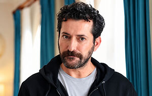 En tierra lejana: Quién es Burç Kümbetlioğlu, el actor que interpreta a Boran
