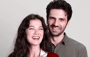 Amor 101: El romance de Pınar Deniz y Kaan Urgancıoğlu antes de Secretos de familia