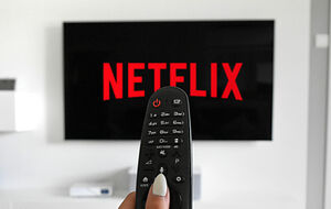 ¿Se puede compartir cuenta de streaming Lo que permiten y prohíben Netflix, Prime Video, Disney+ y más