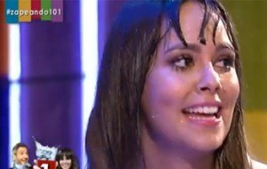 Cristina Pedroche se moja las peras en medio de una guerra de agua en Zapeando