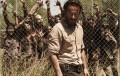 “The Walking Dead” T4, capítulo 5: Los zombis atraviesan la valla de la prisión, ¿disparar o huir?