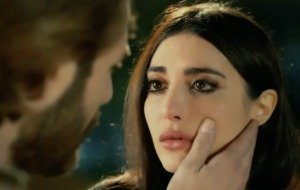 Tierra amarga: Fikret traiciona a Ümit besando a Müjgan, mientras Züleyha ¿está enamorándose de Demir En el capítulo del lunes 16 de mayo