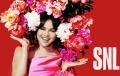 Selena Gómez debuta en “Saturday Night Live” ¡imitando a Miley Cyrus!