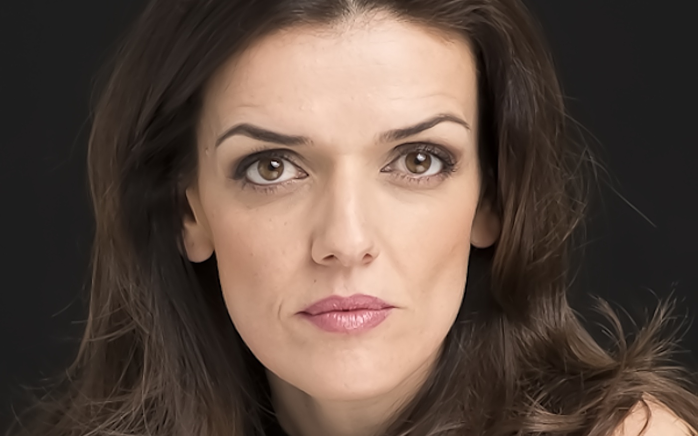 Maribel Vitar se incorpora al reparto de Amar es para siempre para dar vida a Paola, una poderosa científica