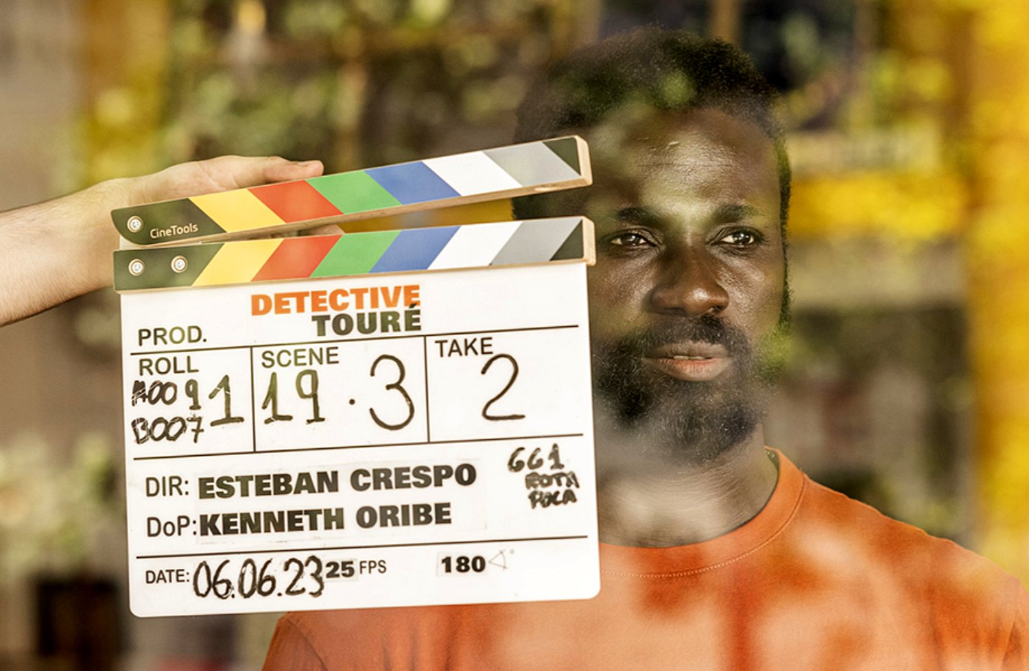 Malcolm Treviño Sitté es Mahamoud Touré, un inmigrante guineano que se gana la vida como improvisado detective