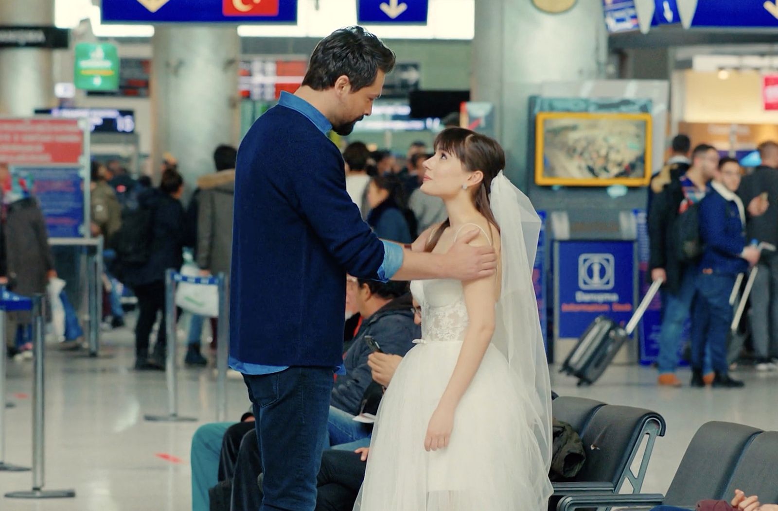 Alihan y Zeynep se reencuentran en el aeropuerto, en Pecado original