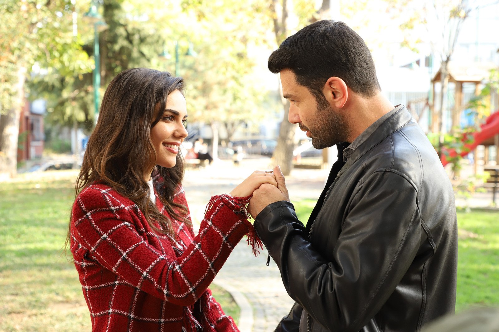 Sevda y Ali, protagonistas de una gran historia de amor en la telenovela turca Secretos de amor, estreno en Divinity