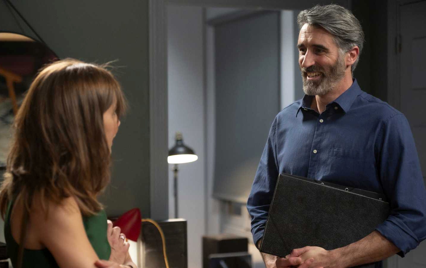 Víctor Duplá interpreta a Raúl, viejo conocido de Clara Rojo en 4 estrellas