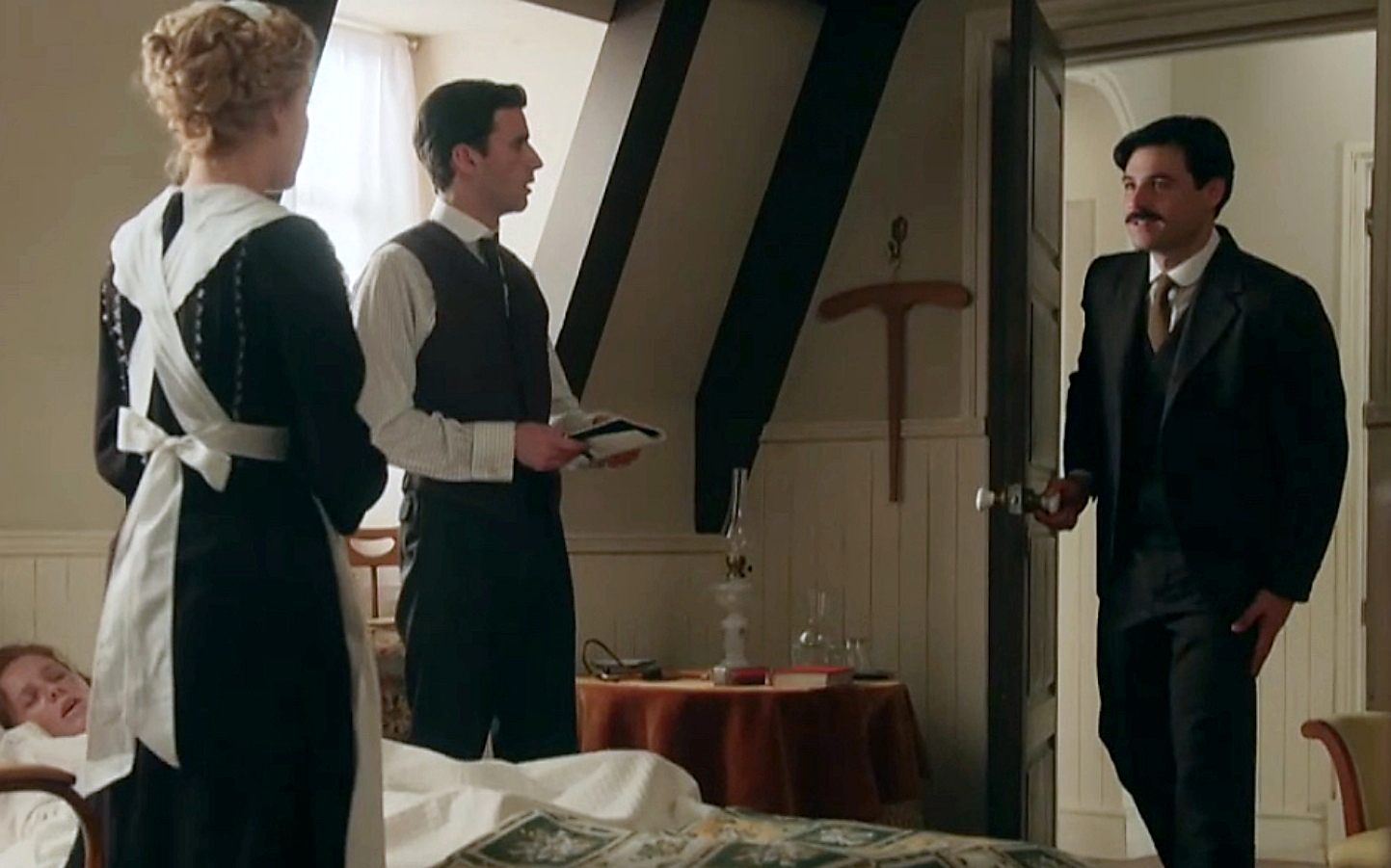 Manuel descubre el robo del bebé de Pía en La Promesa 