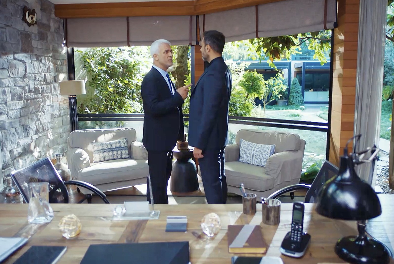 Halit se enfrenta a Kaya por estar llevando el divorcio a Yildiz, en Pecado original