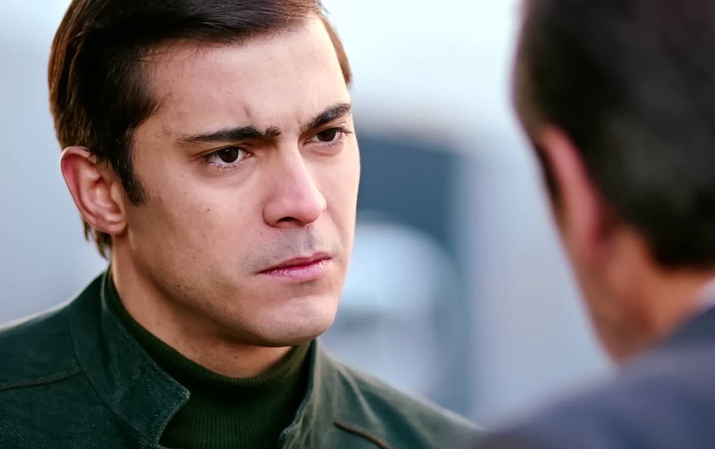 Ömer mató al periodista, incriminando a Haluk, para ayudar a Yekta en Secretos de familia
