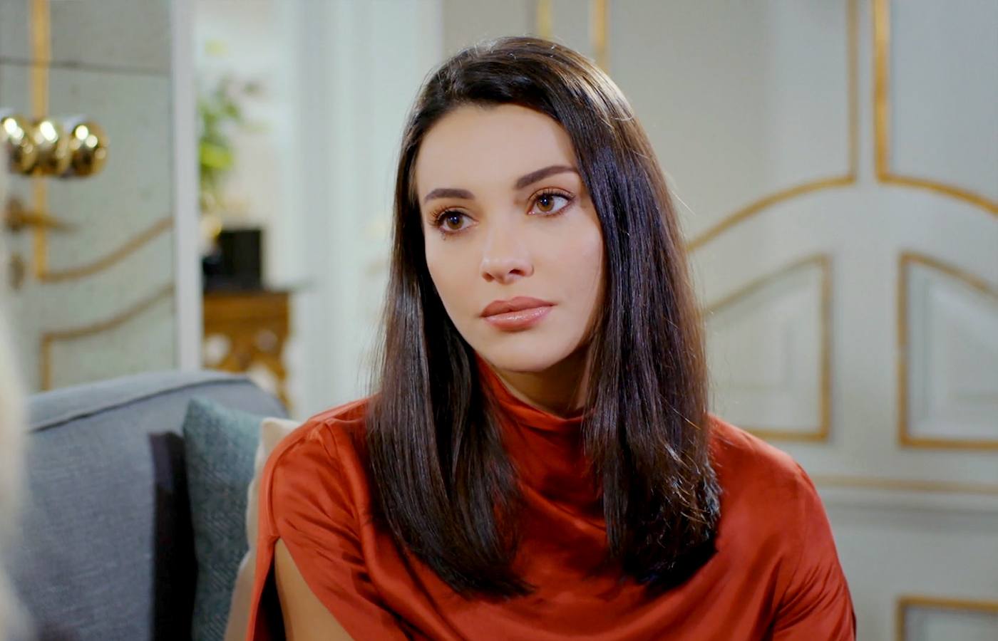 Leyla acude a Yildiz en busca de consejo y consuelo tras descubrir que Kaya y Ender van a casarse, en Pecado original
