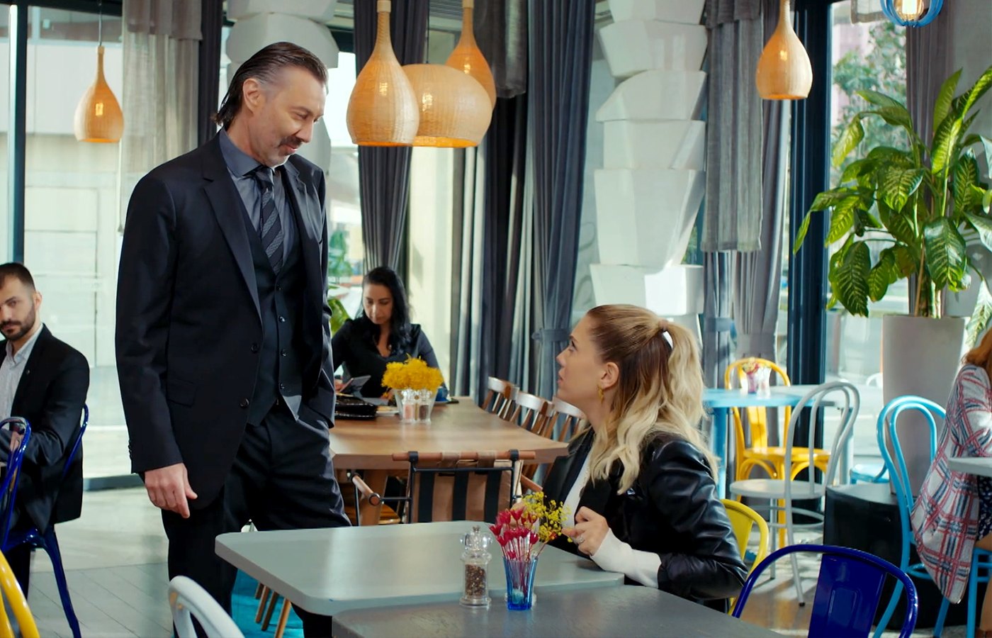 Nadir se encuentra con Yildiz en la cafetería e intenta hablar con ella en Pecado original