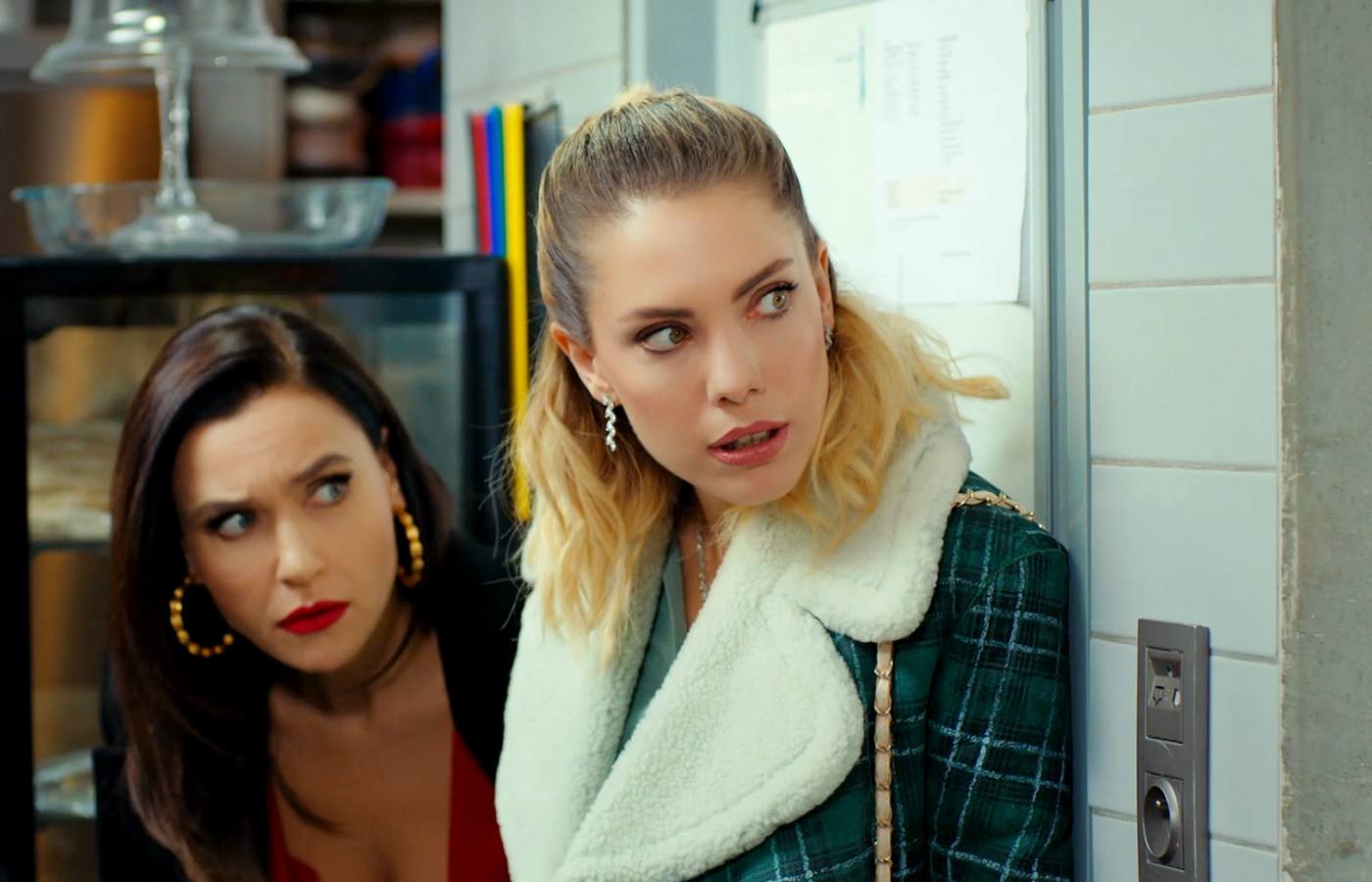 Ender y Yildiz dentro de la cocina de la cafetería, esperando que Sahika caiga en su trampa en Pecado original