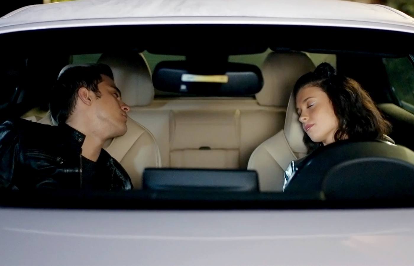 Yigit y Lila se quedan dormidos en el coche de él en Pecado original
