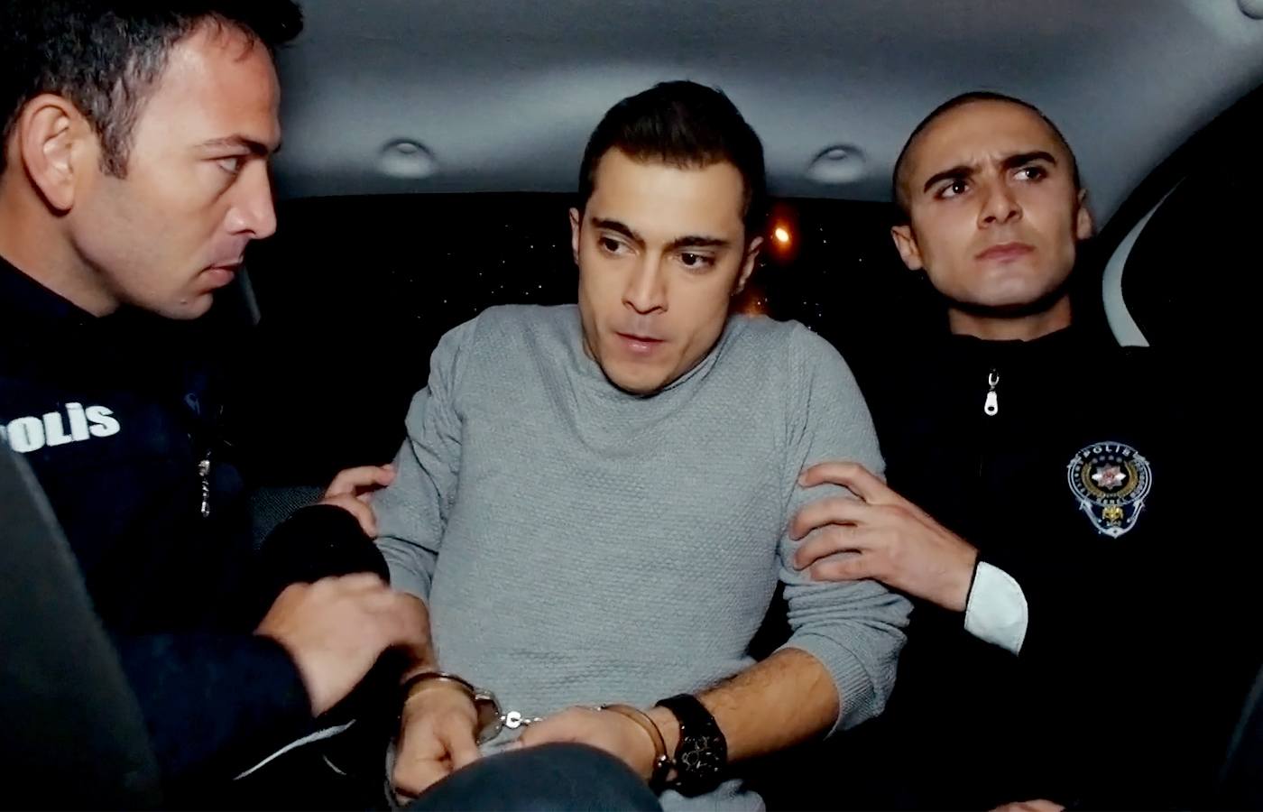 Yigit descubre que no son policías de verdad y que los matones de Sahika lo han secuestrado en Pecado original