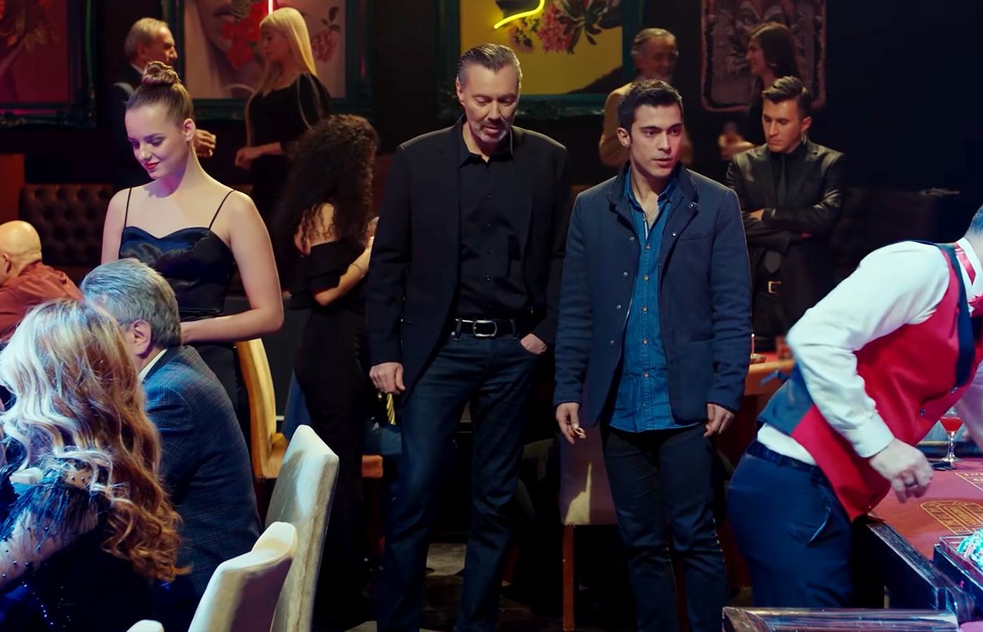 Nadir le muestra a Yigit el casino e intenta atraparle en Pecado original
