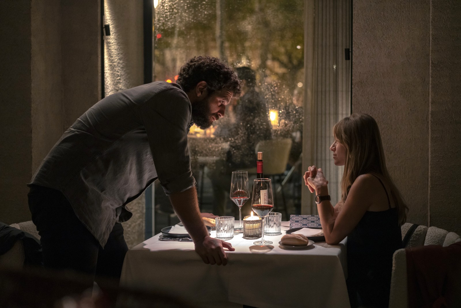 Francisco Ortiz y Manuela Vellés en una escena del primer capítulo de Memento Mori