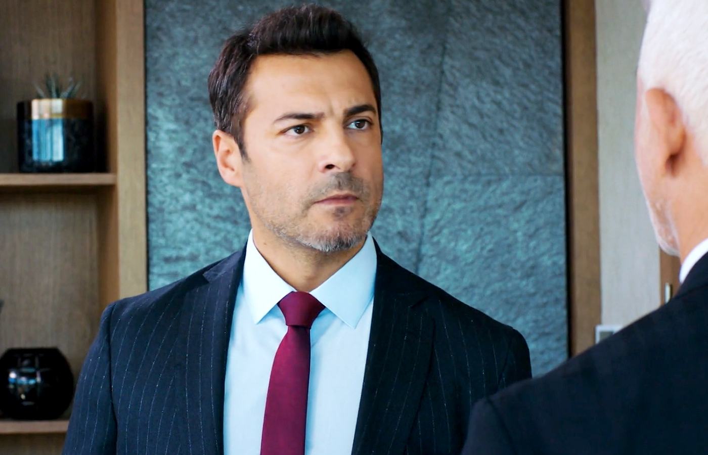 Kaya se encuentra con Halit para informarle de que trabaja con Nadir en Pecado original
