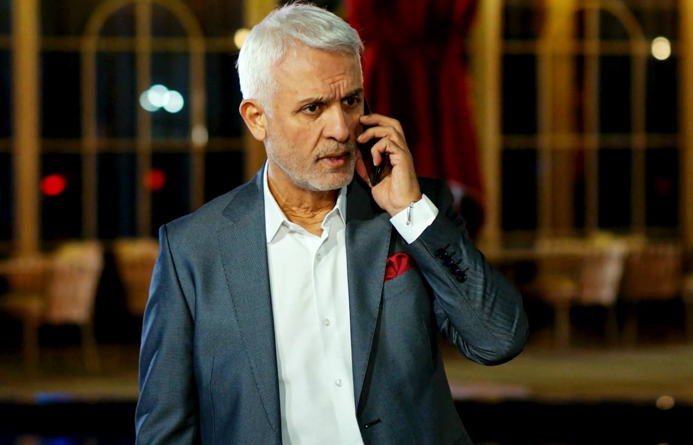 Halit descubre que Yildiz y Zehra fueron pilladas durante la redada en el casino en Pecado original