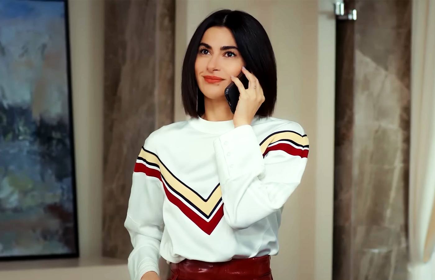 Sahika recibe la llamada que la avisa de que Yigit va en camino en Pecado original