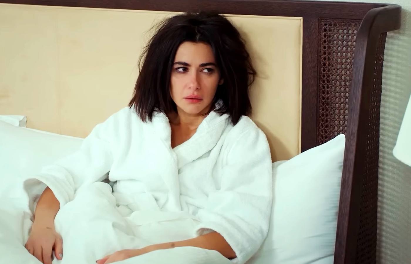 Sahika se despeina y emborrona el maquillaje para engañar a Yigit en Pecado original