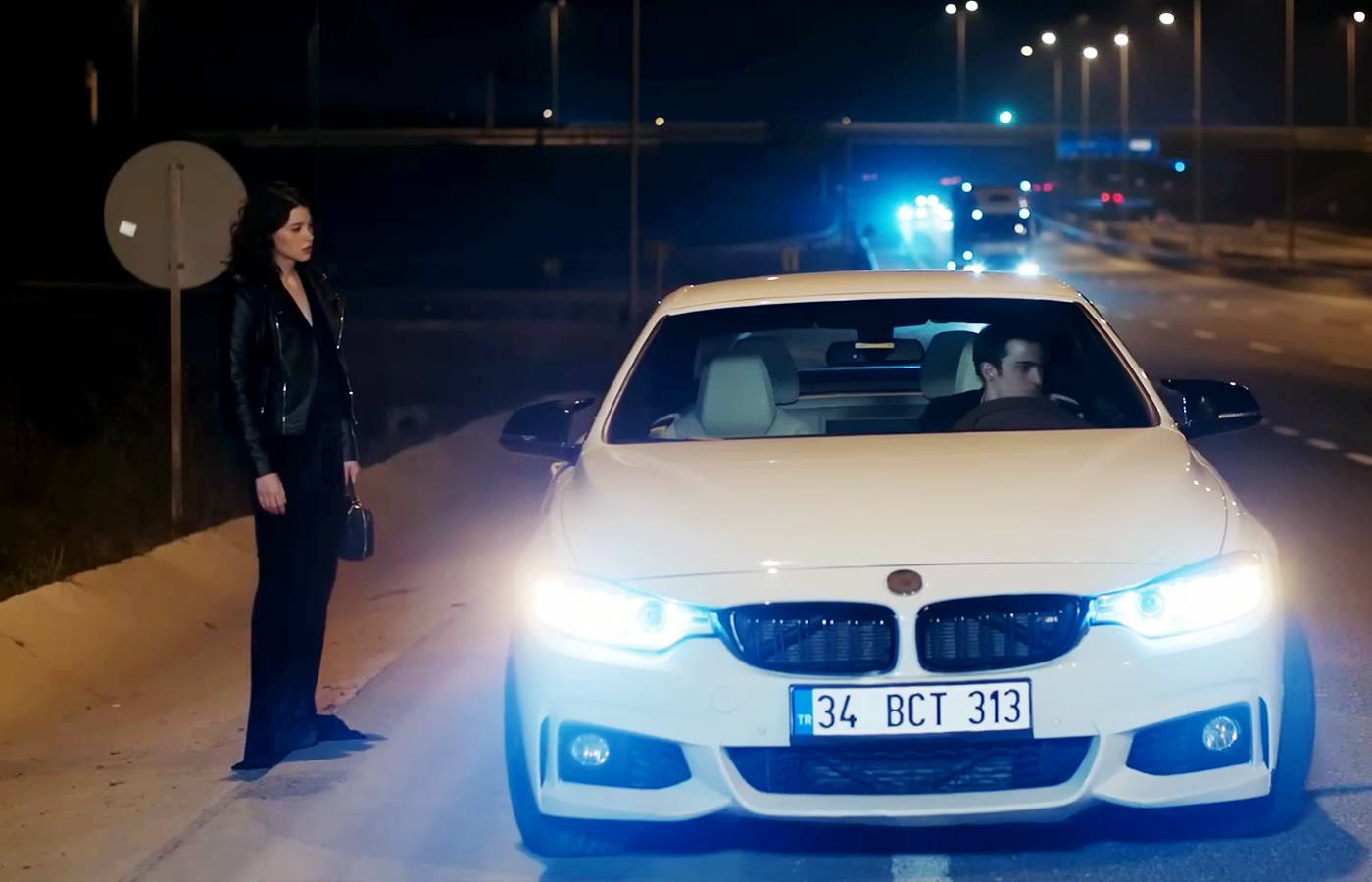 Yigit deja a Lila en medio de la carretera y se marcha en Pecado original
