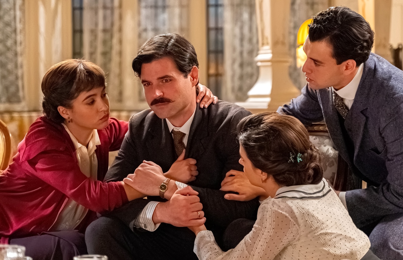 Catalina, Martina y Curro consuelan a Manuel en La Promesa