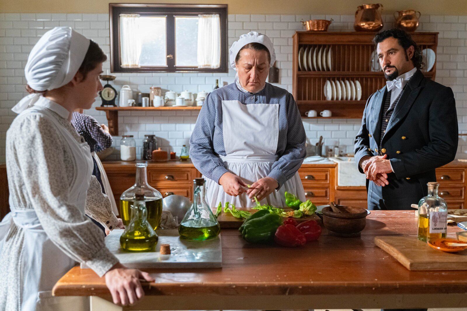 María, Simona y Mauro charlan en las cocinas de La Promesa
