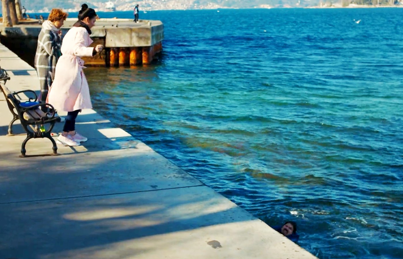 Akin cae al agua al evitar que Zehra, borracha, caiga por el paseo marítimo en Pecado original