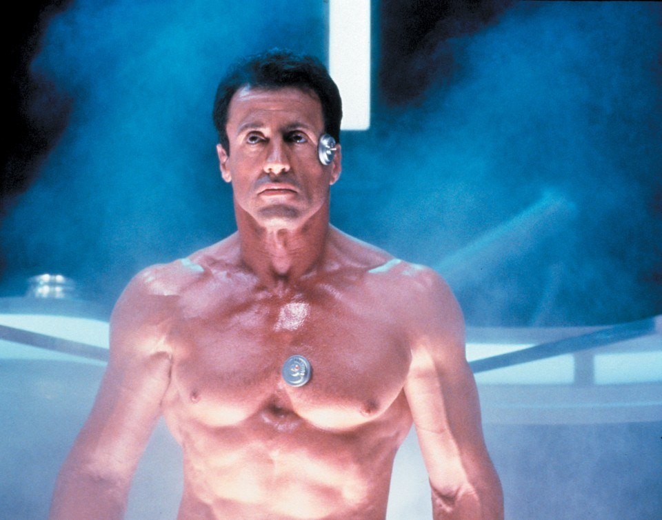 Sylvester Stallone es John Spartan, conocido como Demolition Man