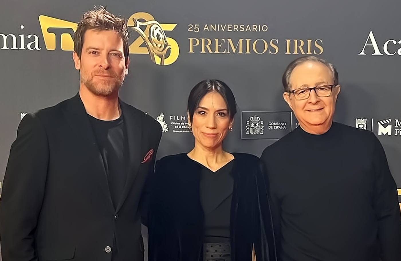 Manu Baqueiro, Itziar Miranda y José Antonio Sayagués en la recogida del Premio Iris de la Prensa Especializada 2023