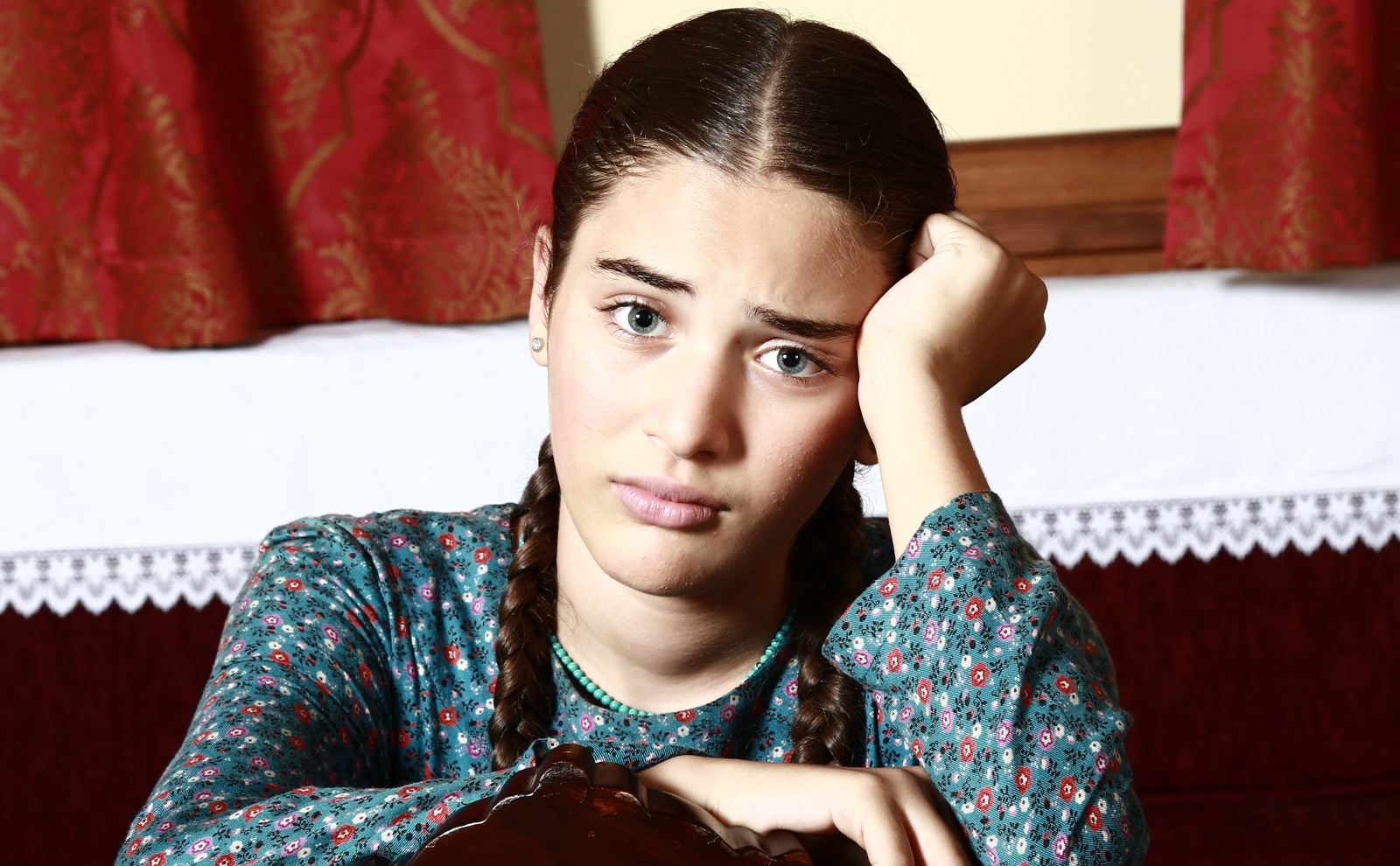 Çağla Şimşek da vida a Zehra, la protagonista de la exitosa y polémica serie turca Esposa joven