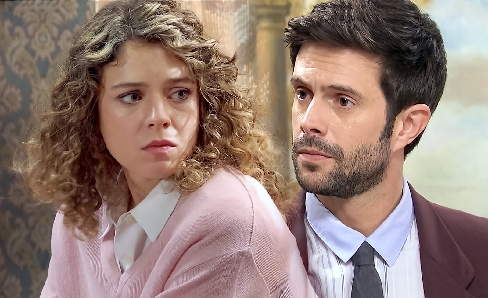 Román y Lola están determinados a seguir investigando la irregular adopción de Malena con la ayuda de Quintero, en Amar es para siempre