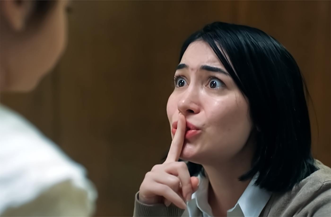 Özge ayuda a Merçan en Secretos de familia
