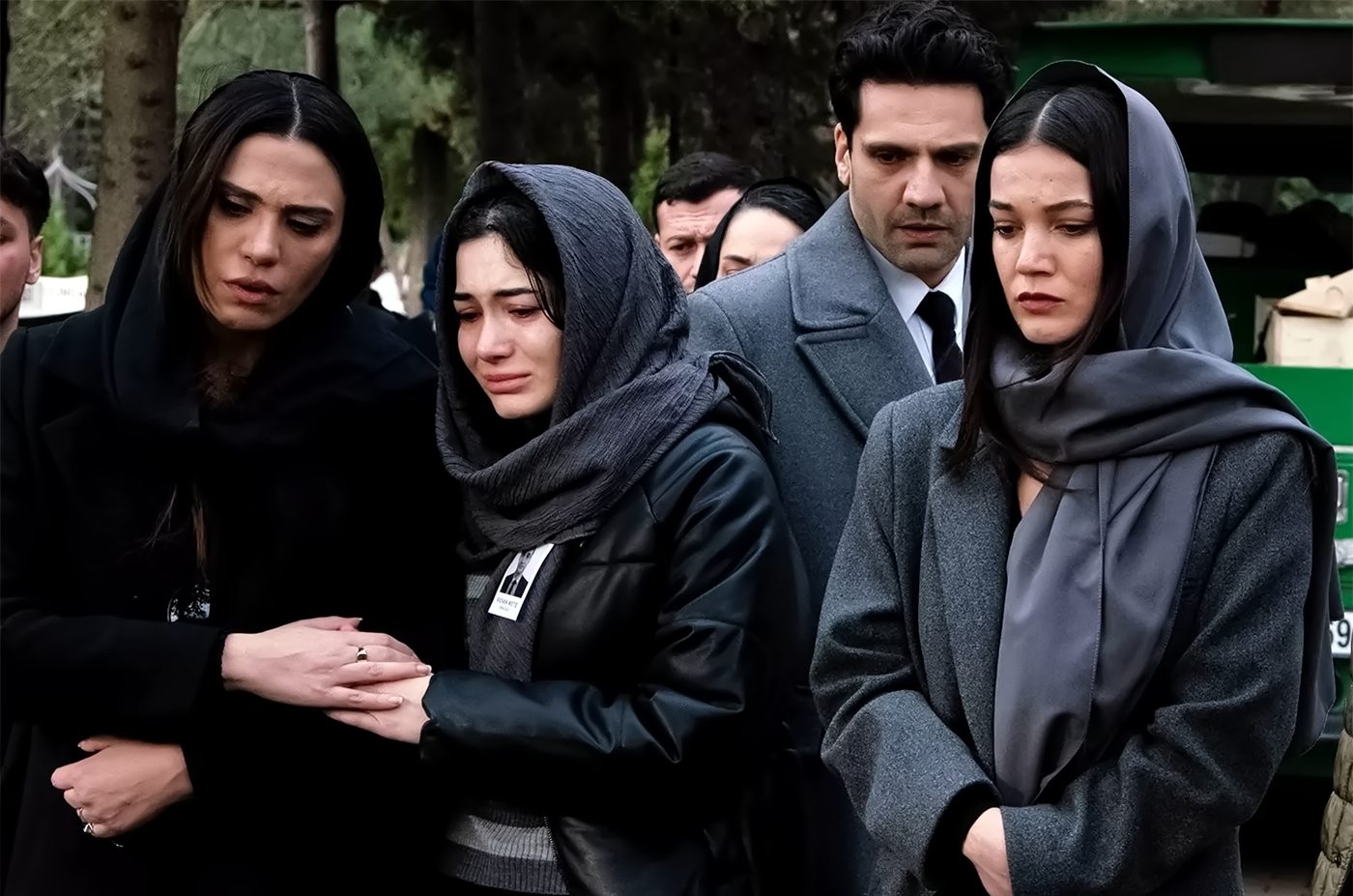 Özge, arropada por Derya, Ilgaz y Ceylin en el entierro de Ridvan en Secretos de familia