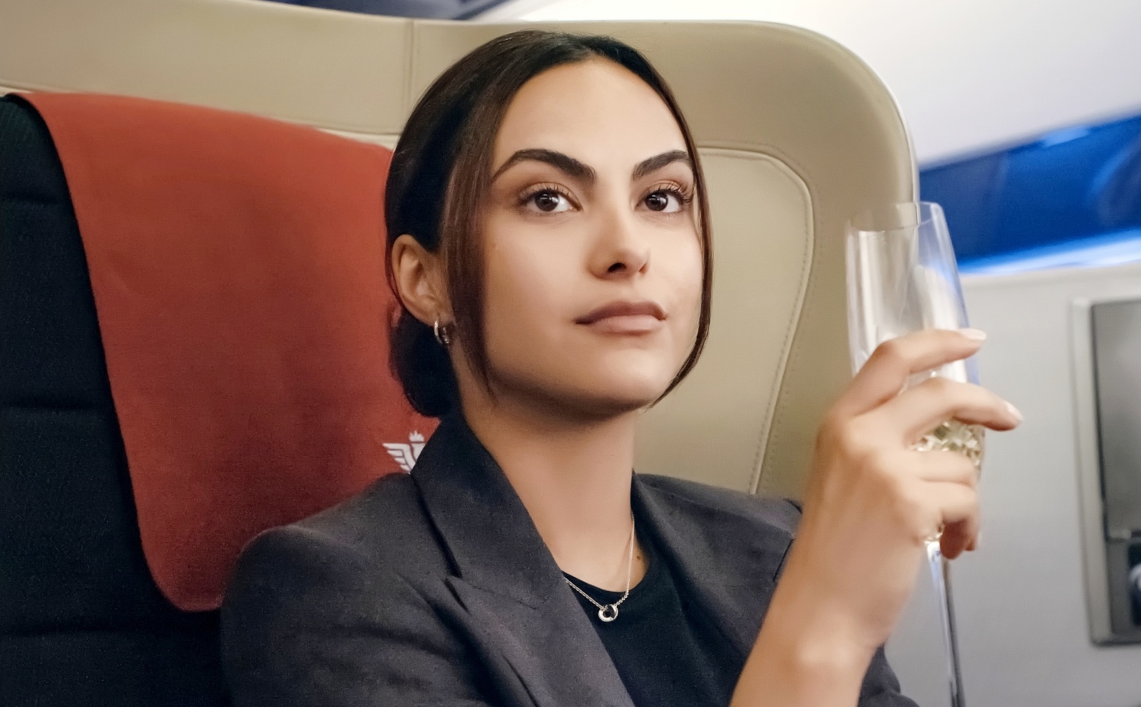 Camila Mendes protagoniza la película Upgrade: Primera clase