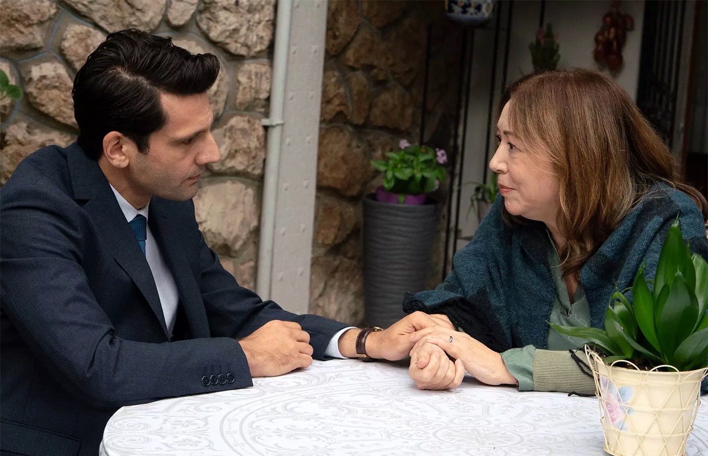 Ilgaz cuenta a su madre que va a casarse con Neva en Secretos de familia