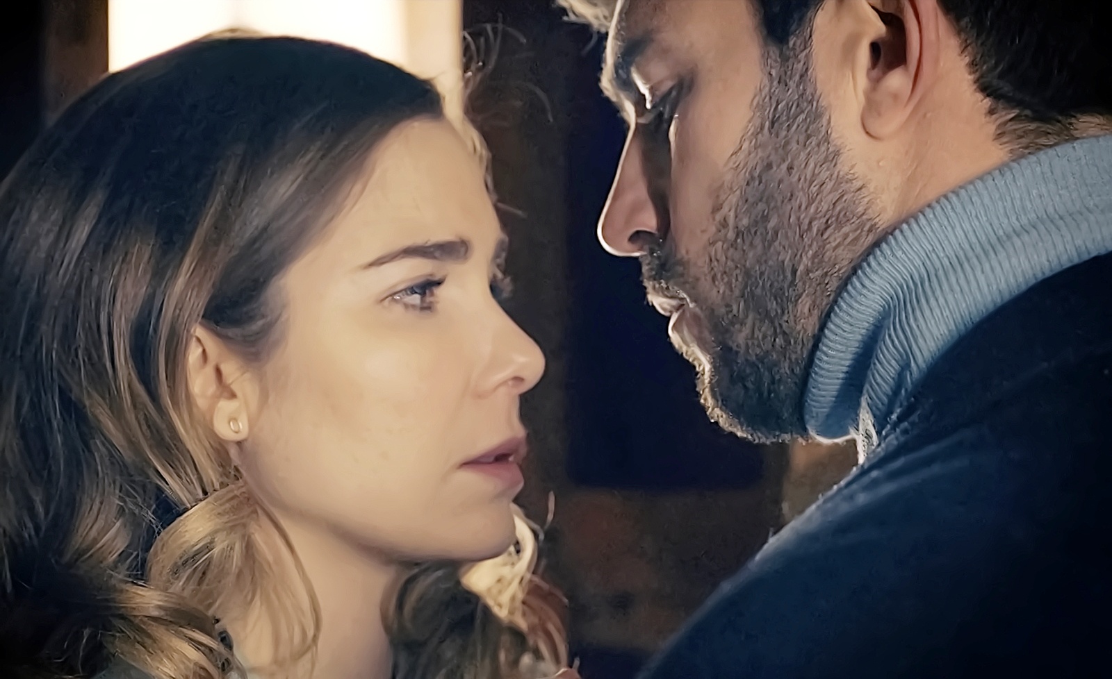 Begoña y Andrés a punto de besarse en el capítulo 12 de Sueños de libertad