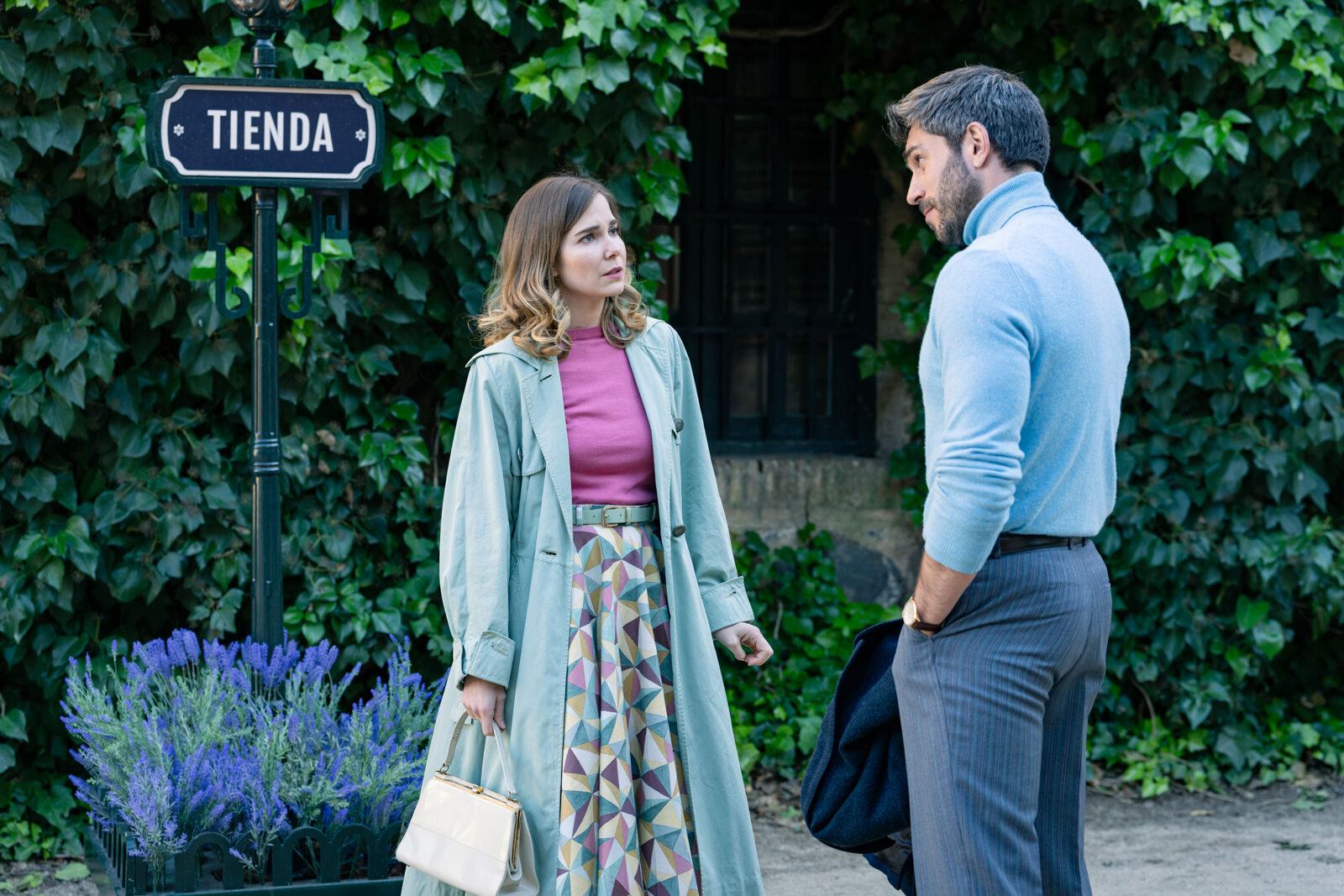 Andrés se ofrece a ayudar a Begoña recuperando su joya, en Sueños de libertad