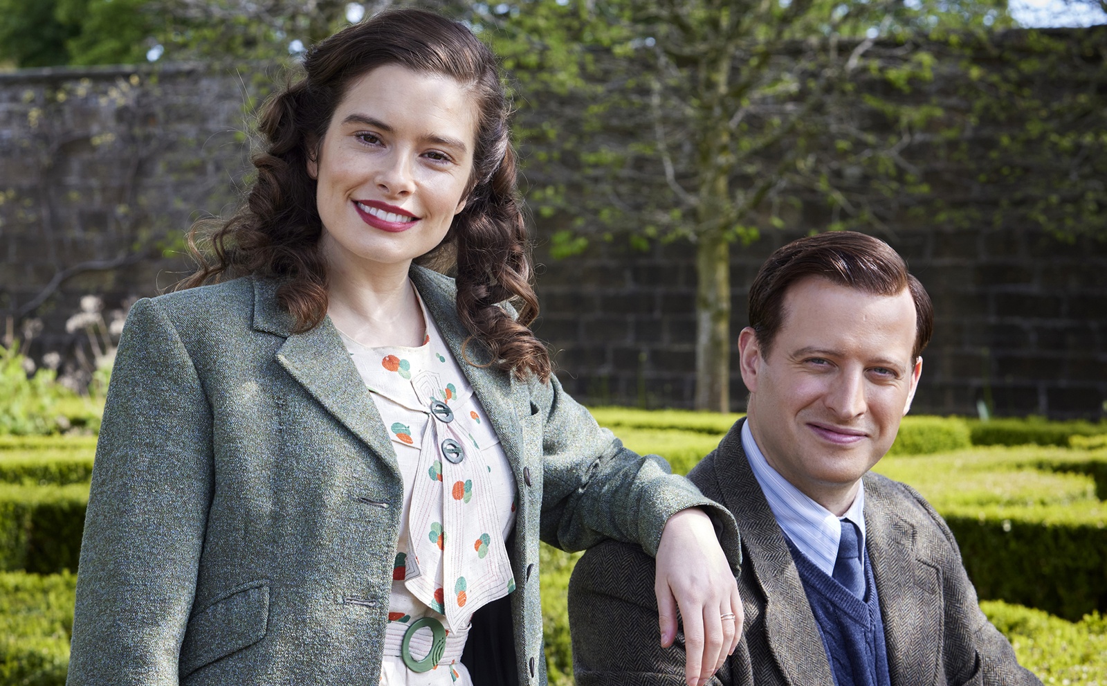 Nicholas Ralph es James Herriot y Rachel Shenton es Helen Alderson en Todas las criaturas grandes y pequeñas