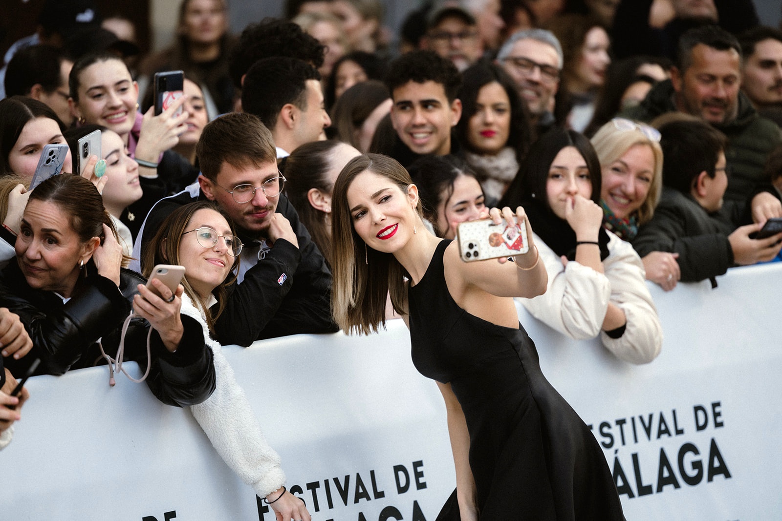 Natalia Sánchez, Begoña en Sueños de libertad, se da un baño de masas en el Festival de Málaga y se hace fotos con sus fans