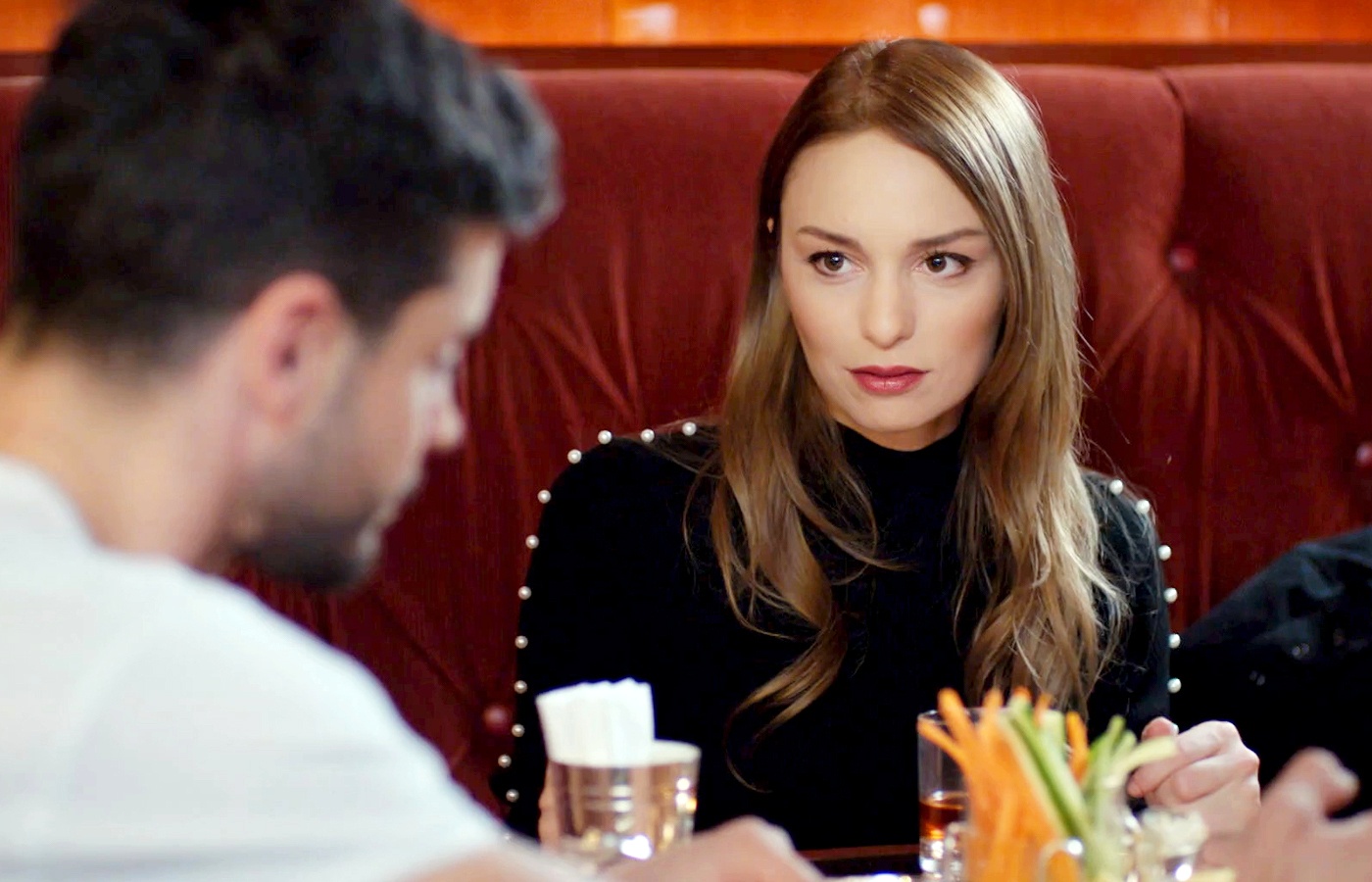 Cansu trama un plan para conseguir engañar a Çagatay en Pecado original