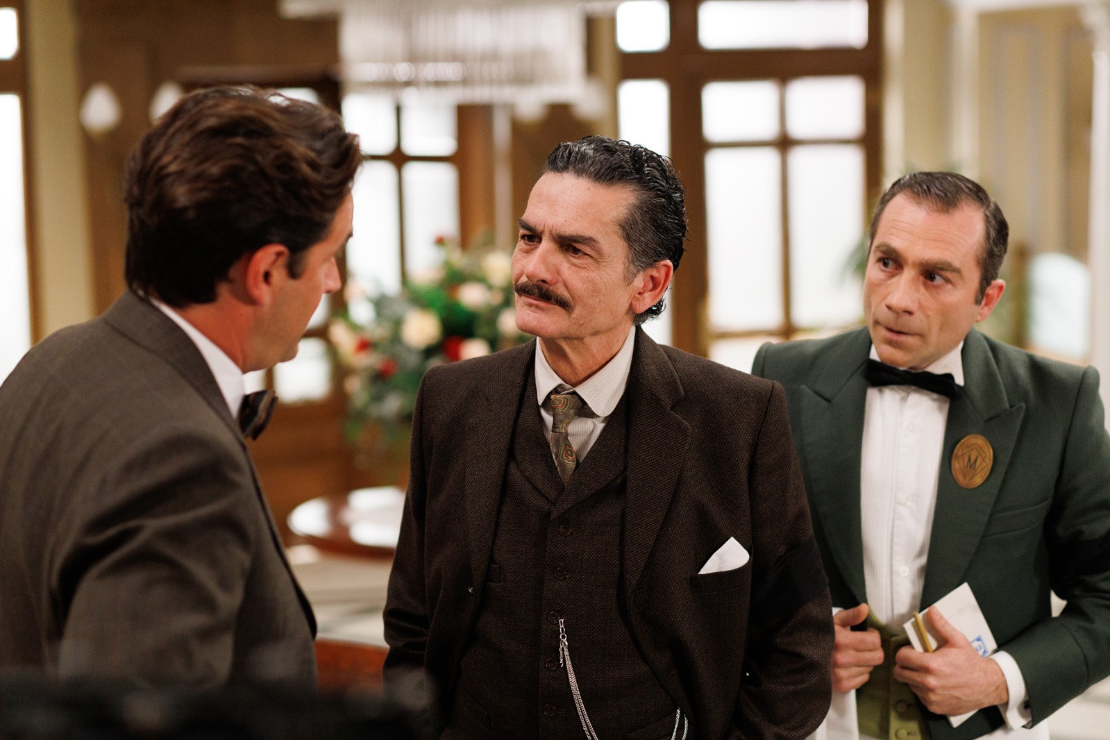 Mario llega al salón de té buscando a Teresa en La Moderna