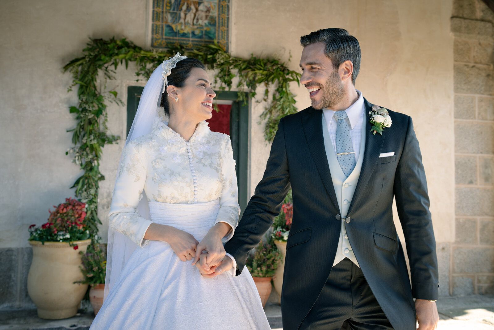 María y Andrés salen de la ermita como marido y mujer