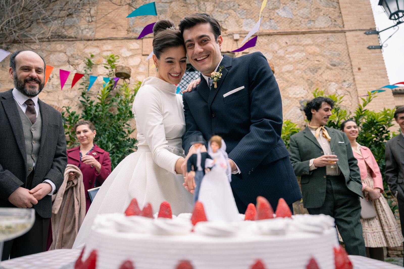 Tasio y Carmen cortan la tarta nupcial como recién casados en el capítulo 51 de Sueños de libertad