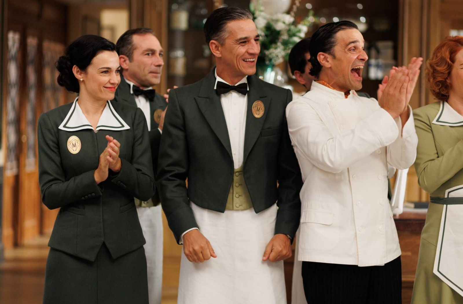 Los empleados del salón de té reciben con alegría a don Fermín y doña Lázara tras su luna de miel en La Moderna