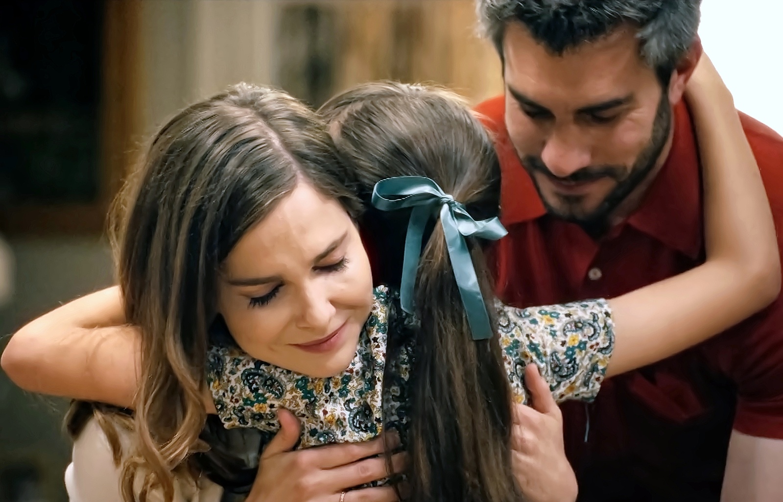 Julia abraza a Begoña y Andrés en su regreso a la mansión en el capítulo 172 de Sueños de libertad