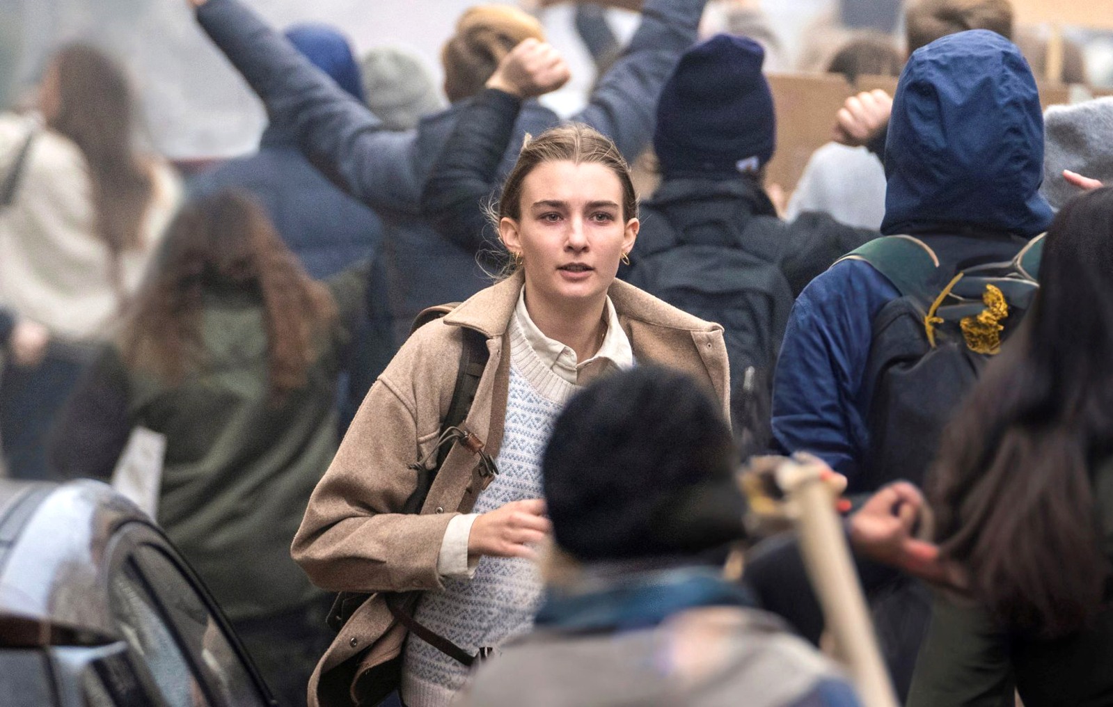 Laura, una estudiante adolescente a punto de graduarse, inmersa en su primer amor, protagoniza Familias como la nuestra